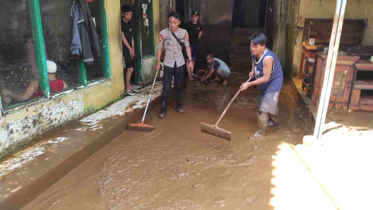 Polres Sumedang Bantu Korban Banjir di Jatinangor