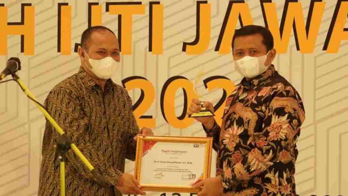 Bupati Sumedang Raih Anugerah Tokoh Jawa Barat 2021