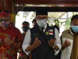 Gubernur Jabar Ridwan Kamil Ziarah ke Makam Cut Nyak Dien di Sumedang