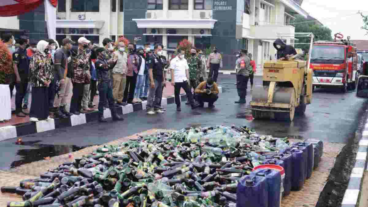 Polres Sumedang Musnahkan Ribuan Botol Miras