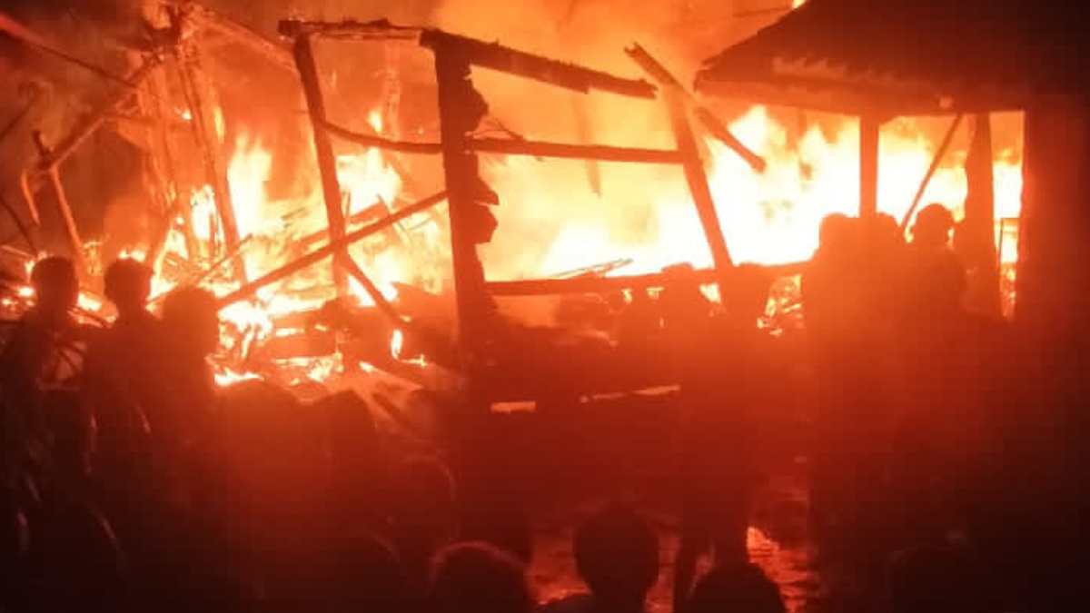 Dua Rumah Panggung di Tanjungsari Sumedang Ludes Terbakar