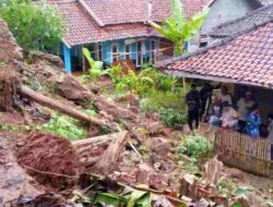 Longsor Ancam 5 Rumah di Darmaraja Sumedang