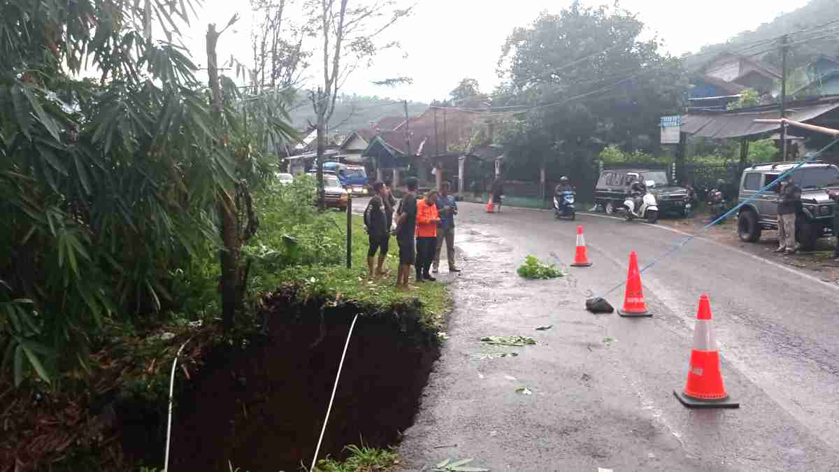 Longsor Bahu Jalan di Ganeas, Jalan Sumedang-Wado Dibuka Tutup
