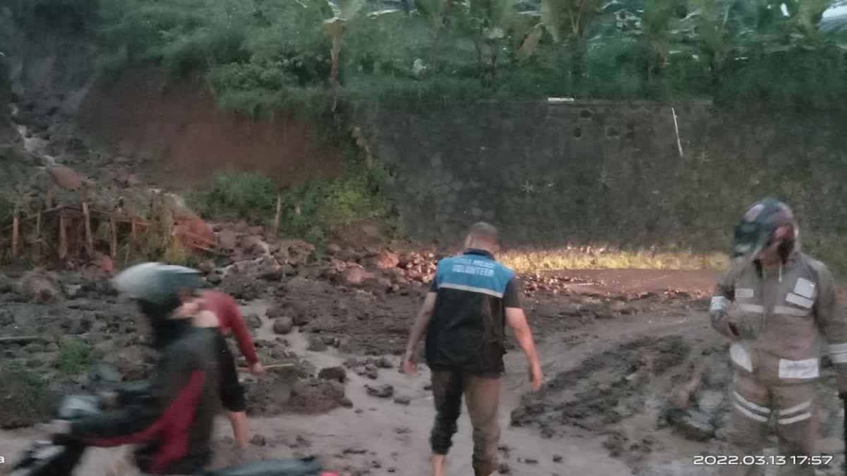 Longsor TPT 15 Meter di Jalan Tebing Boma Pamulihan Sumedang