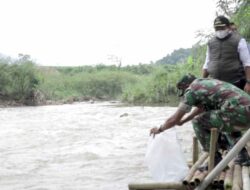 Mancing Mania, Pemkab Sumedang Tebar Puluhan Ribu Benih Ikan di Sungai Cipeles