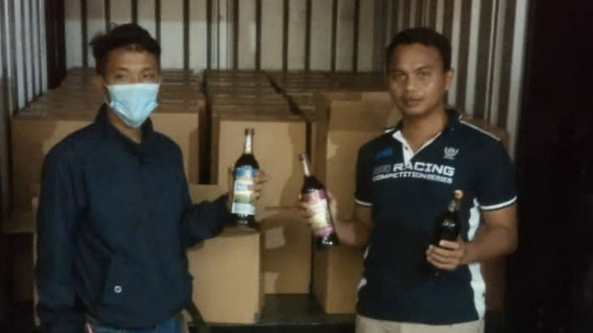 Polisi Amankan Mobil Boks Pengangkut 1000 Botol Miras di Jatinangor Sumedang