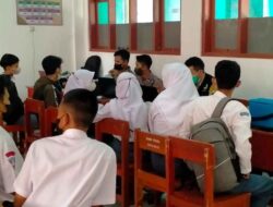Polisi Berikan Vaksin untuk Pelajar dari 5 SMK di Sumedang