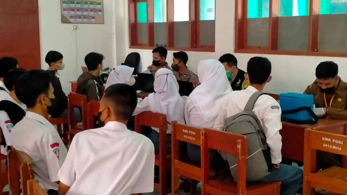 Polisi Berikan Vaksin untuk Pelajar di 5 SMK di Sumedang