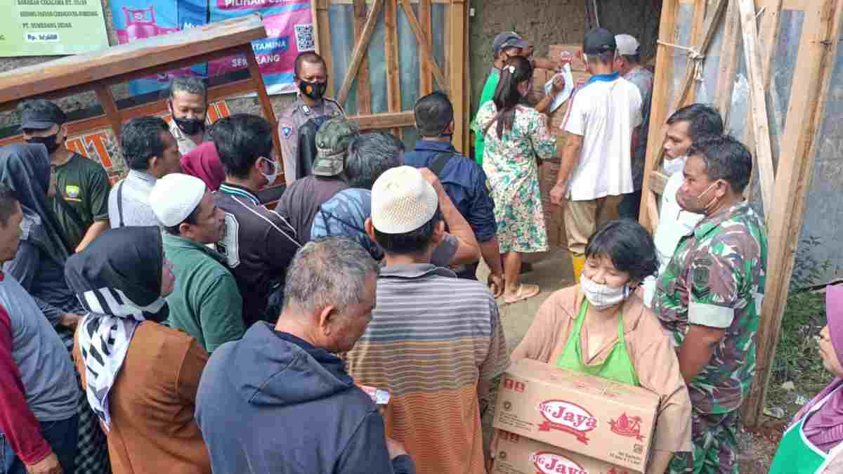 Polisi Kawal Operasi Pasar Minyak Goreng di Parakanmuncang Sumedang