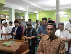Hujan Tak Surutkan Niat Warga Sumedang untuk Salat Tarawih Berjemaah di Masjid