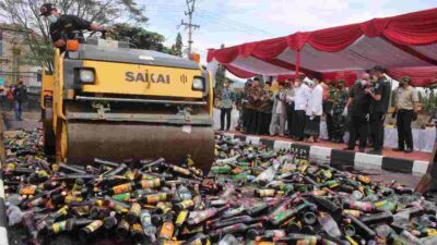 Jelang Ramadan, Polisi di Sumedang Musnahkan Ribuan Botol Miras dan Tuak