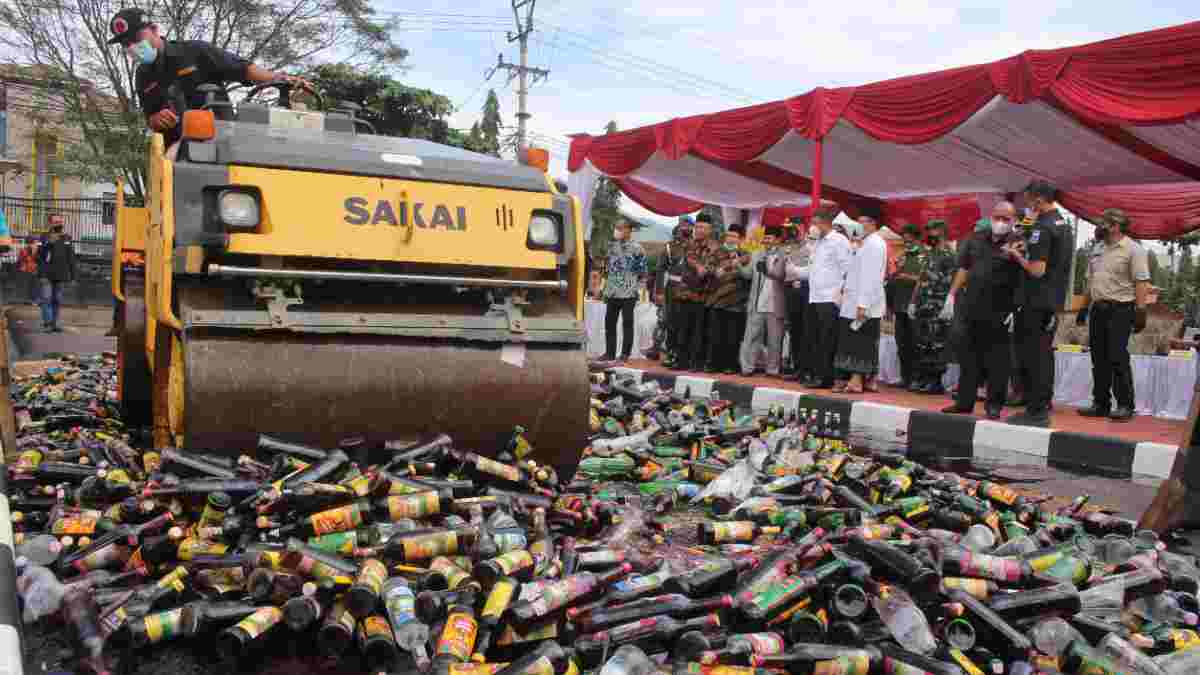 Polisi di Sumedang Musnahkan Ribuan Botol Miras dan Tuak