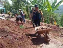 Bersama Warga, Polisi Bahu Membahu Bersihkan Material Longsor di Ganeas Sumedang