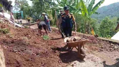 Bersama Warga, Polisi Bahu Membahu Bersihkan Material Longsor di Ganeas Sumedang