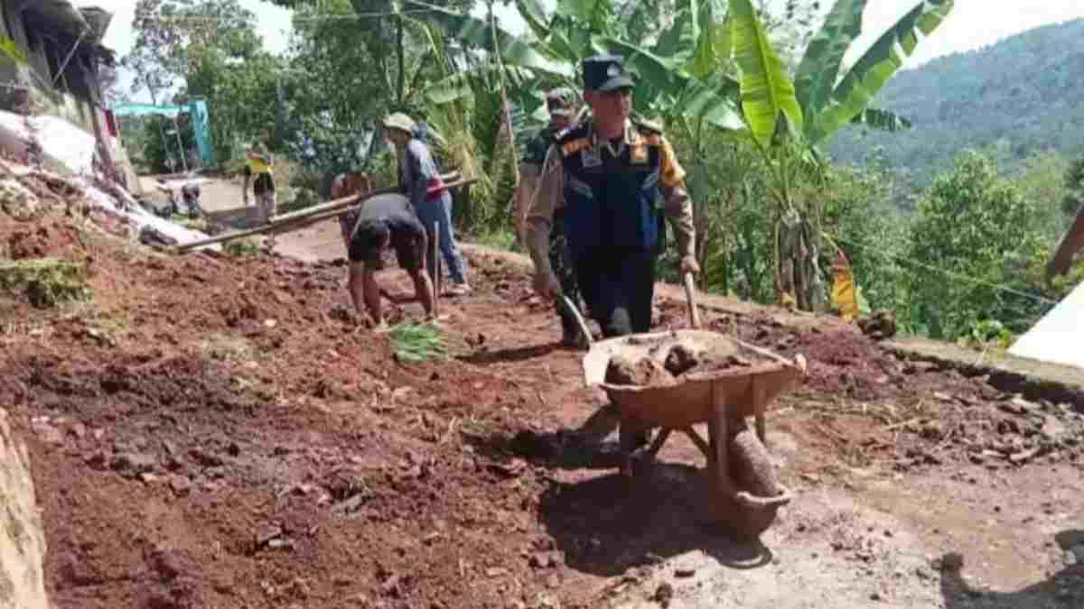 Polisi Bahu Membahu Bersihkan Material Longsor di Ganeas Sumedang