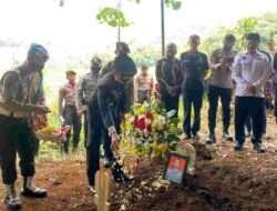 Isak Tangis Keluarga Iringi Upacara Pemakaman Mantan Kapolsek Sukasari Sumedang