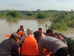 Akses Terputus Gegara Bendungan Sadawarna, Polisi Bantu Warga Menyeberang dengan Perahu Karet