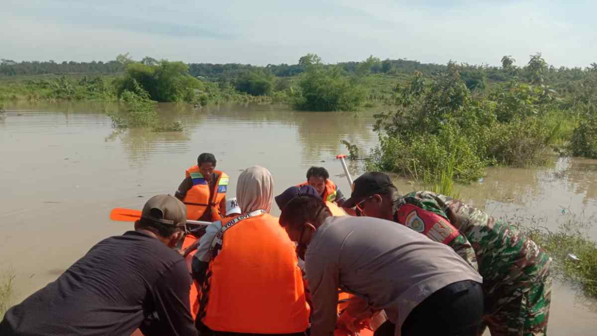 Akses Terputus Gegara Bendungan Sadawarna, Polisi Bantu Warga Menyeberang dengan Perahu Karet
