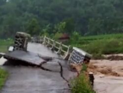 Sungai Cicapar Meluap, Jembatan Penghubung Desa di Situraja Sumedang Terputus