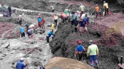 Polsek Tanjungkerta Sumedang Gotong Royong Bersama Warga Cipanas Bersihkan Sungai