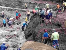 Polsek Tanjungkerta Sumedang Gotong Royong Bersama Warga Cipanas Bersihkan Sungai