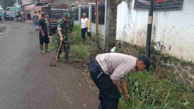 Cegah Banjir, Polsek Tanjungsari Sumedang Bersama Warga Bersihkan Drainase