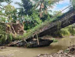 Jembatan Cianda Ambruk, Akses 2 Kecamatan di Sumedang Putus