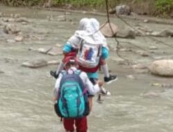 Jembatan Cianda di Sumedang Ambruk, Pelajar Harus Seberangi Sungai ke Sekolah