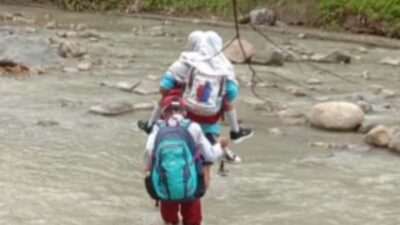 Jembatan Cianda di Sumedang Ambruk, Pelajar Harus Seberangi Sungai ke Sekolah
