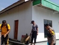 Sambut Ramadan, Personel Polsek Cibugel Sumedang Bersihkan Masjid