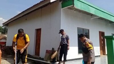 Sambut Ramadan, Personel Polsek Cibugel Sumedang Bersihkan Masjid
