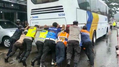 Bus Damri Mogok di Cimalaka Sumedang, Polisi Turun Tangan