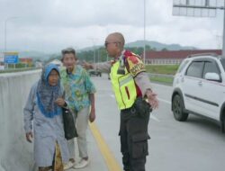 Kakek Nenek di Sumedang Berjalan Kaki di Tol Cisumdawu, Kangen Cucu Tapi Tak Punya Ongkos