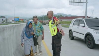 Kakek Nenek di Sumedang Berjalan Kaki di Tol Cisumdawu, Kangen Cucu Tapi Tak Punya Ongkos
