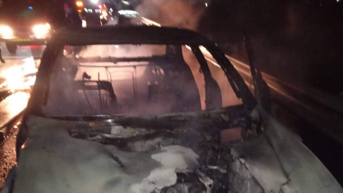 Mercedes Benz Terbakar di Tol Cisumdawu, Wilayah Jatinangor Sumedang