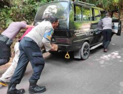 Mobil Wisatawan Mogok Sepulang dari Tanjung Duriat Sumedang, Untung Ada Polisi