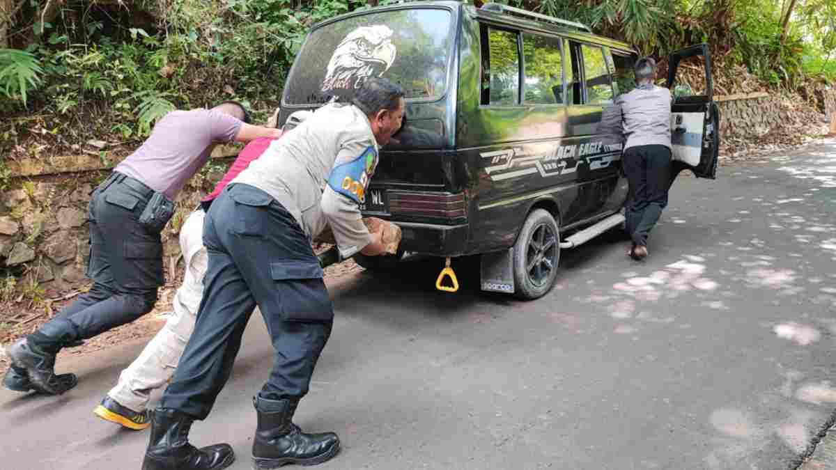 Mobil Wisatawan di Mogok Sepulang dari Tanjung Duriat Sumedang, Untung Ada Polisi