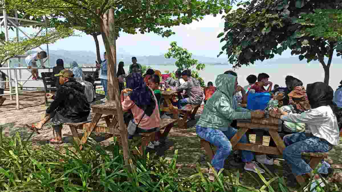 Wisata Tanjung Duriat di Pesisir Waduk Jatigede Sumedang Diserbu Pengunjung
