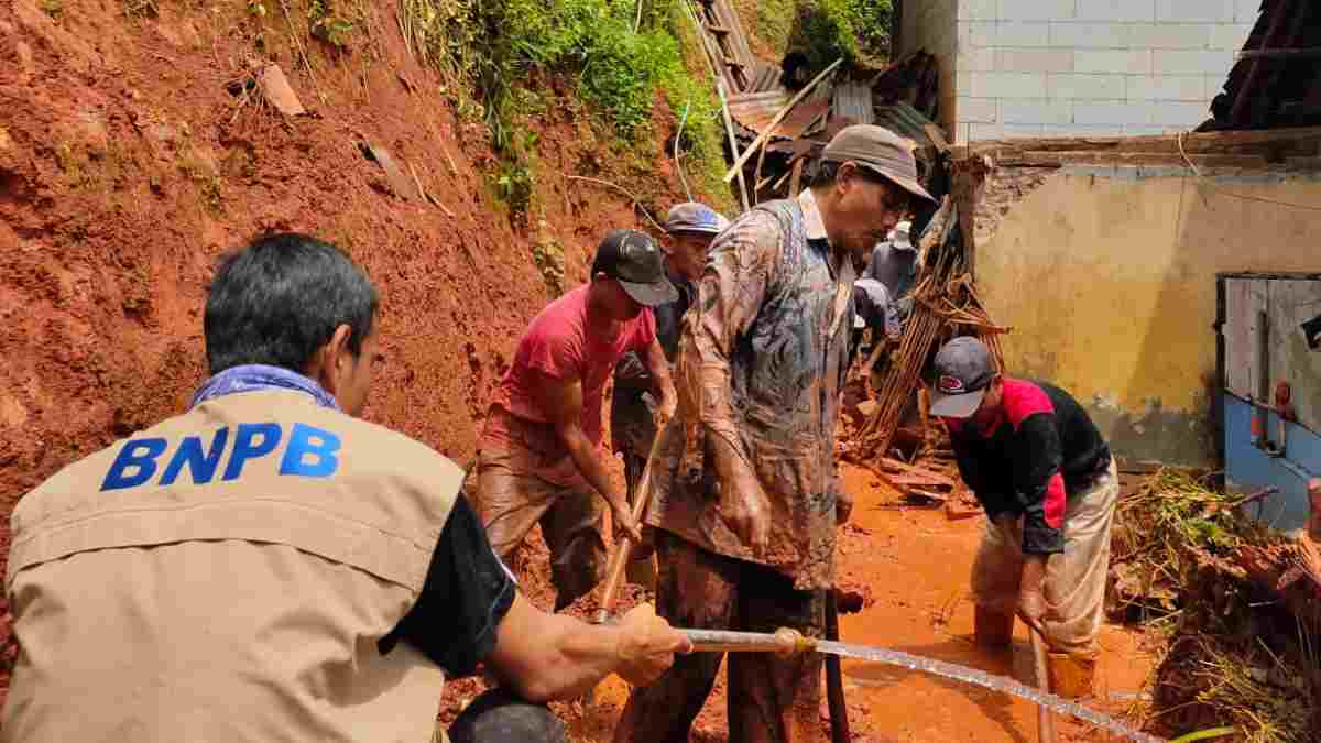 Tebing 15 Meter Longsor Timpa Rumah, BPBD Sumedang Lakukan Asesmen