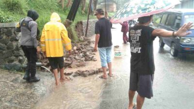 Tiang Telepon Milik Indosat, Biznet dan Pos Media di Sumedang Tergerus Pergerakan Tanah, Polisi Bantu Evakuasi