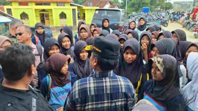 Ratusan Pelajar SMP Bantu Korban Banjir di Ujungjaya Sumedang
