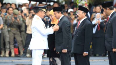 Sukses Pimpin Sumedang, Dony Ahmad Munir Dapat Tanda Kehormatan dari Presiden Jokowi