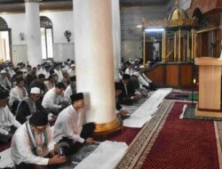 Pj Bupati Salat Idul Adha di Masjid Agung Sumedang