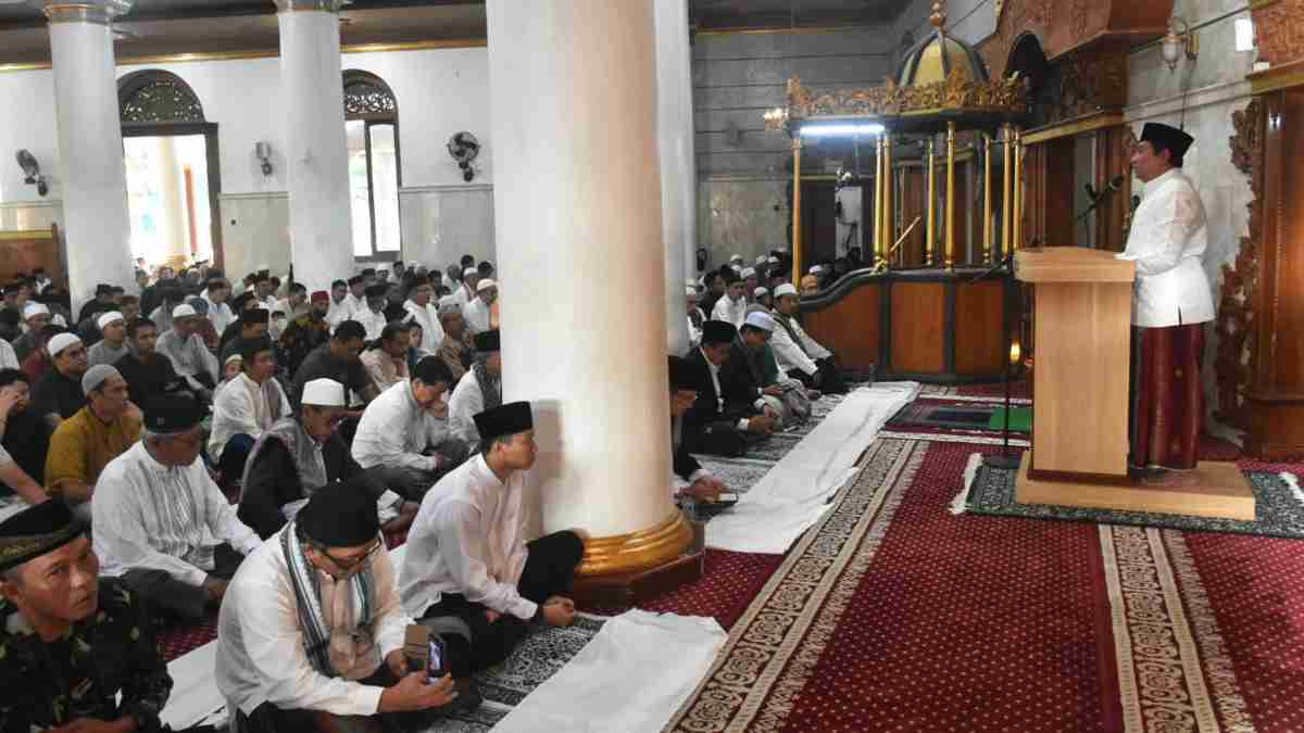 Pj Bupati Salat Idul Adha di Masjid Agung Sumedang