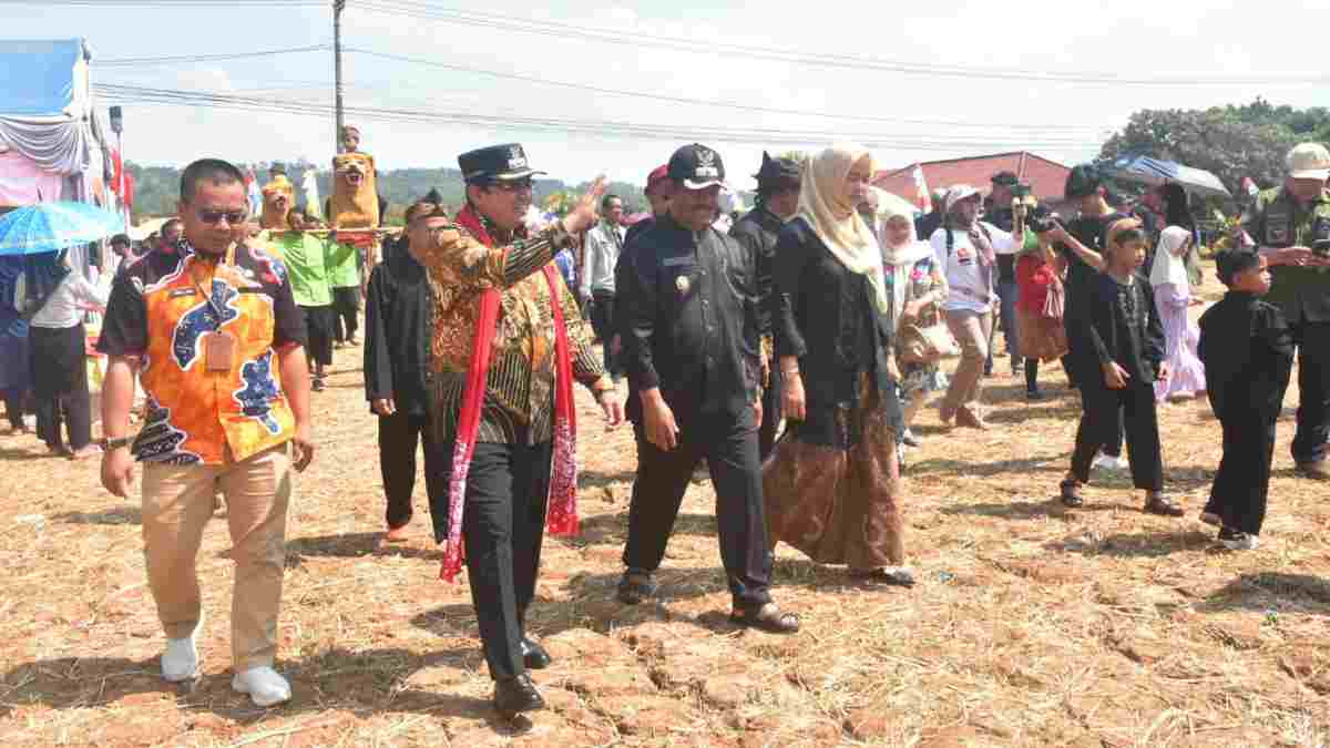 Atraksi Seni Budaya Warnai Milangkala ke-127 Desa Cijeler Sumedang