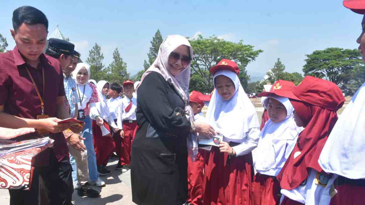 200 Siswa SD di Sumedang Dapat Tabungan Simpel