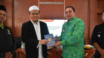 Berantas Buta Huruf, Penjabat Bupati Sumedang Bagikan Buku Mudah dan Cepat Baca Alquran