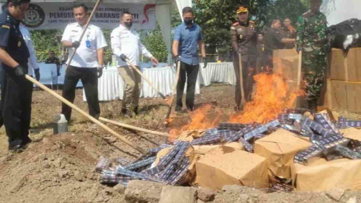 Petugas Bea Cukai Gagalkan Peredaran Rokok Ilegal di Sumedang