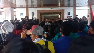 Ratusan Mahasiswa Geruduk Gedung DPRD Sumedang