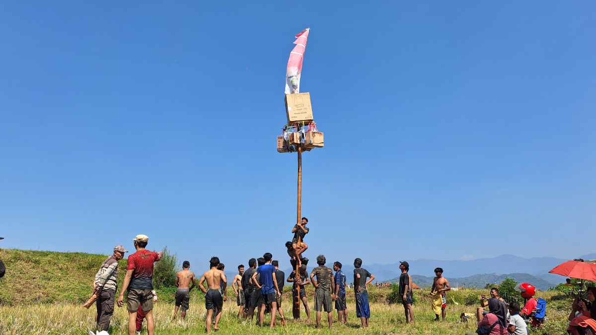 Serunya Panjat Pinang HUT RI di Pusat Pemerintahan Sumedang